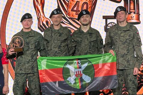 Żołnierze 23 Śląskiego Pułku Artylerii na podium